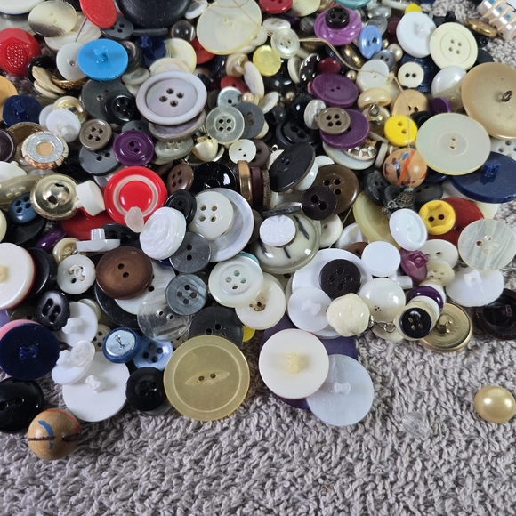 Assorted Colorful Buttons Collection - Picture 5 of 12